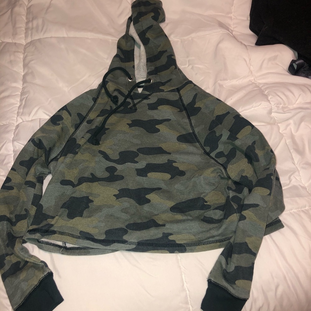 Camo cropped hoodie